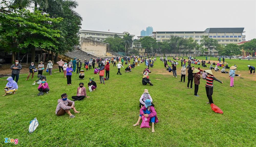 Xếp hàng hơn nửa km chờ lấy gạo ATM-4