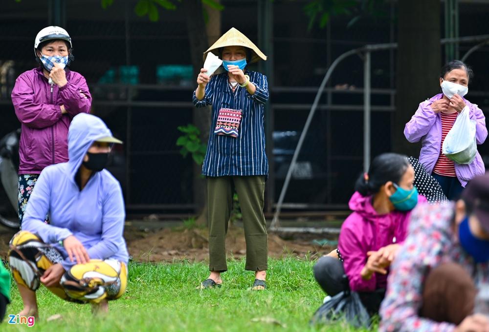 Xếp hàng hơn nửa km chờ lấy gạo ATM-5