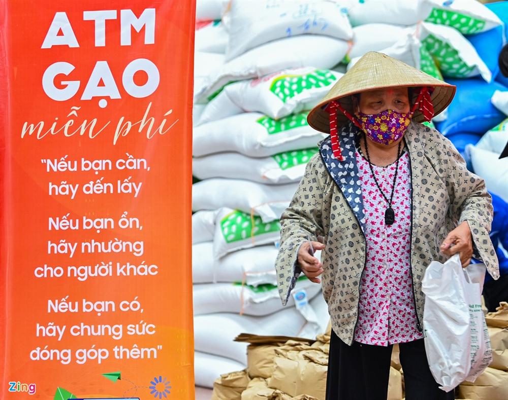 Xếp hàng hơn nửa km chờ lấy gạo ATM-8