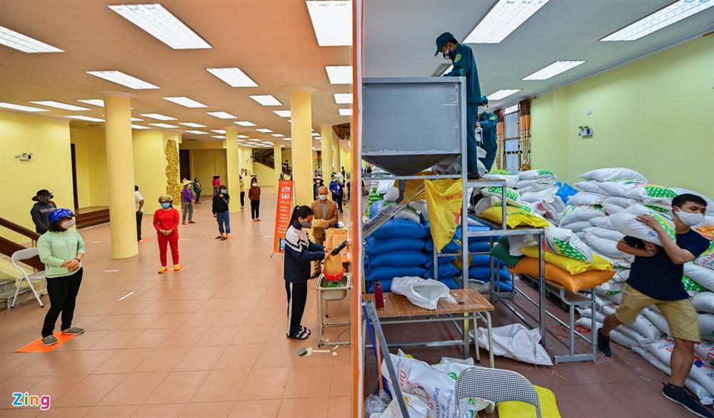 Xếp hàng hơn nửa km chờ lấy gạo ATM-9