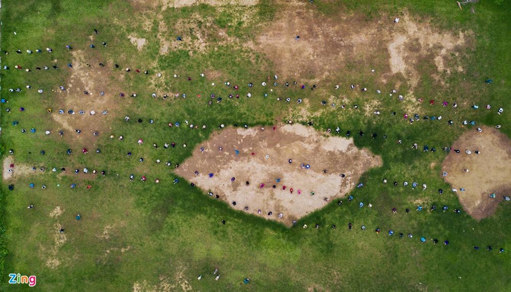 Xếp hàng hơn nửa km chờ lấy gạo ATM-3