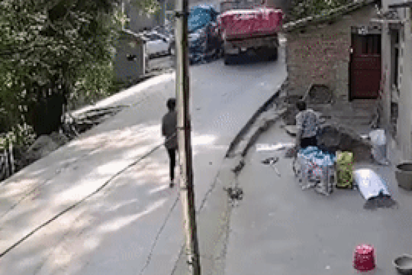 Ôtô mất lái đâm văng hai người trên xe máy-1