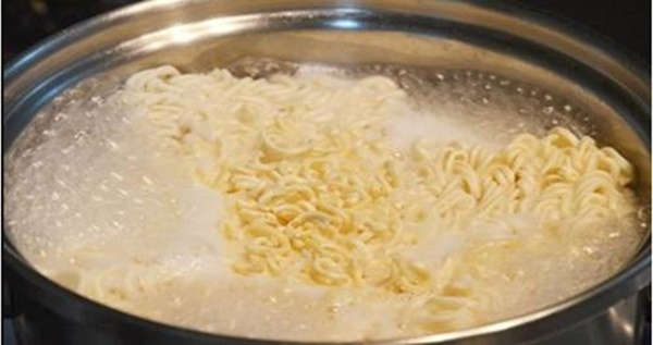 2 cách làm mì xào hải sản tại nhà ngon, đơn giản mẹ nào cũng làm được-3