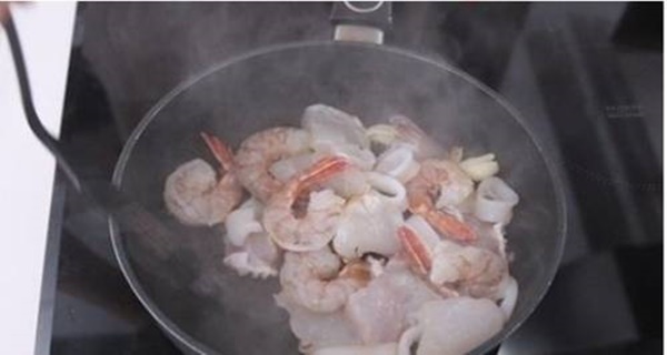 2 cách làm mì xào hải sản tại nhà ngon, đơn giản mẹ nào cũng làm được-4