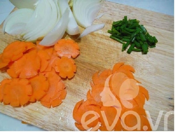 2 cách làm mì xào hải sản tại nhà ngon, đơn giản mẹ nào cũng làm được-8