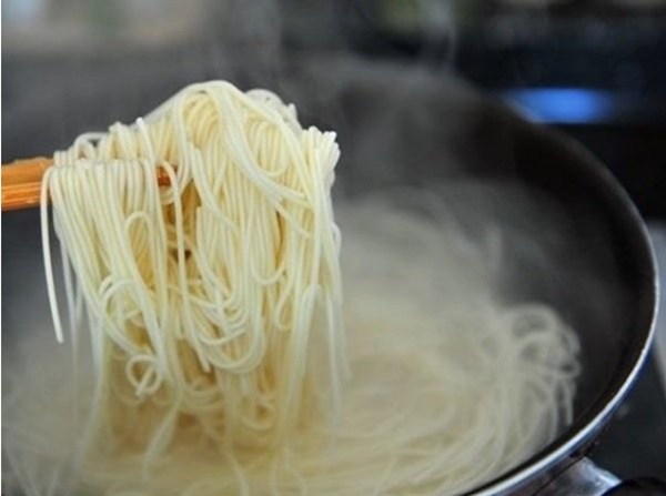 2 cách làm mì xào hải sản tại nhà ngon, đơn giản mẹ nào cũng làm được-9