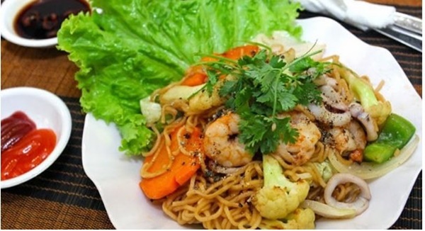 2 cách làm mì xào hải sản tại nhà ngon, đơn giản mẹ nào cũng làm được-10