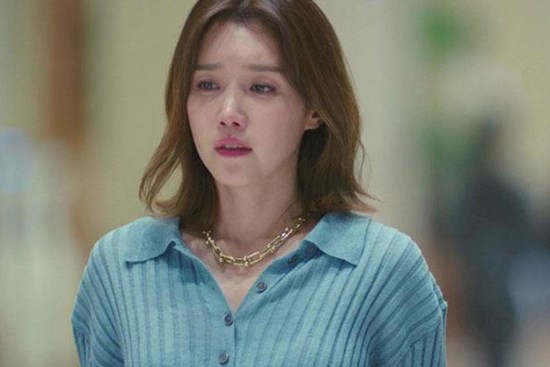 Đang lúc nguy kịch, mẹ chồng gọi vào đưa cho một thứ khiến tôi sững sờ