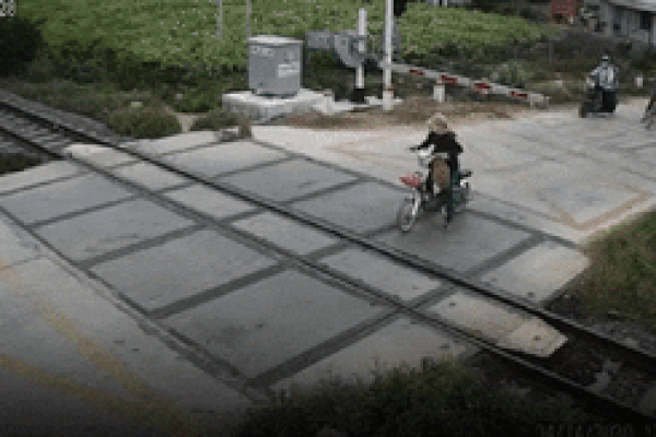 Người phụ nữ cố vượt barie, bị tàu hỏa tông tử vong