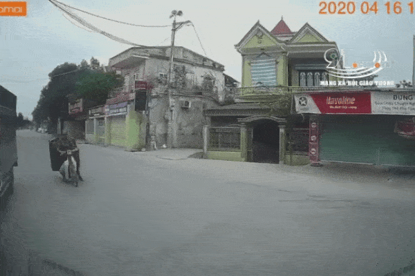 Bà bán trứng bất ngờ gặp