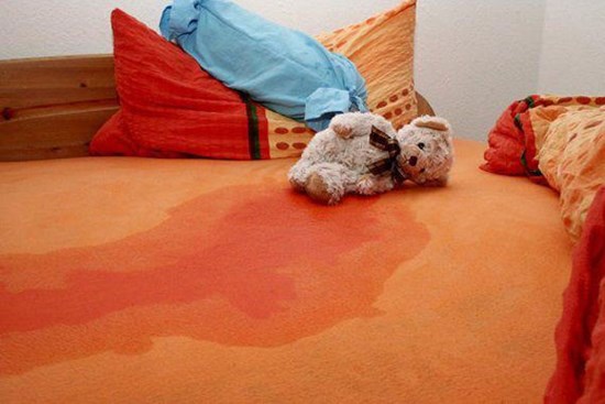 Mẹo xử lý mùi khai trên chăn đệm triệt để với cồn 90 độ, mẹ nào cũng nên biết