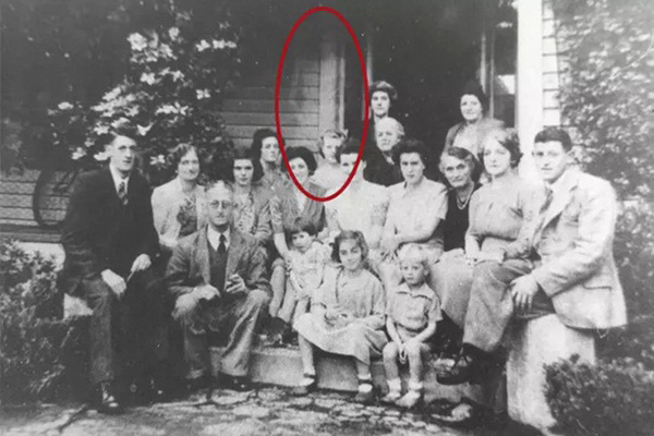 Người phụ nữ vung tay chống trả cảnh sát trên gờ tường và câu chuyện phía sau bức ảnh khiến nhiều người xót xa-3