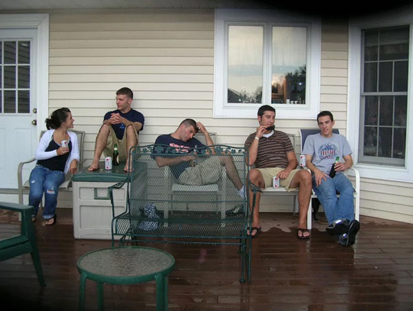 Bức ảnh chụp đại gia đình tụ họp tươi cười nhưng nhìn kỹ hơn lại là chi tiết gây sởn tóc gáy-5