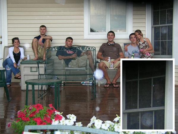 Bức ảnh chụp đại gia đình tụ họp tươi cười nhưng nhìn kỹ hơn lại là chi tiết gây sởn tóc gáy-6