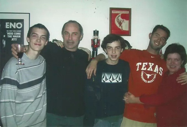 Bức ảnh chụp đại gia đình tụ họp tươi cười nhưng nhìn kỹ hơn lại là chi tiết gây sởn tóc gáy-7