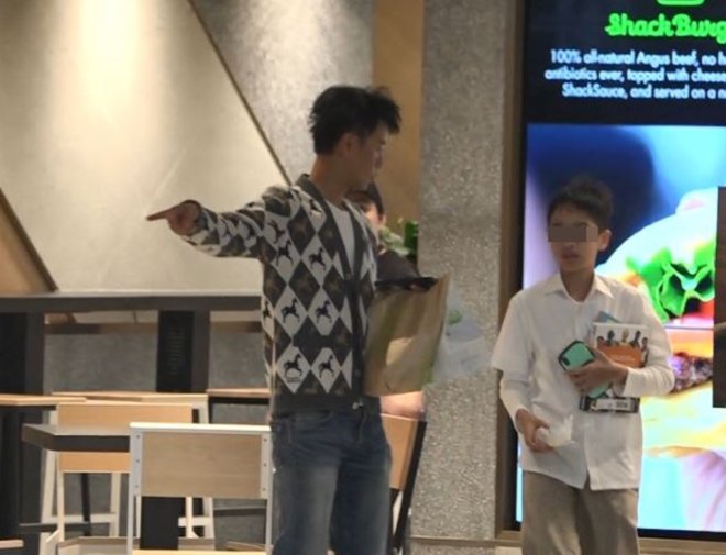 Nam diễn viên nổi tiếng dẫn con trai đi ăn nhà hàng, cậu bé làm 1 việc khiến phóng viên chụp ảnh tới tấp, đua nhau viết bài ngợi khen-5