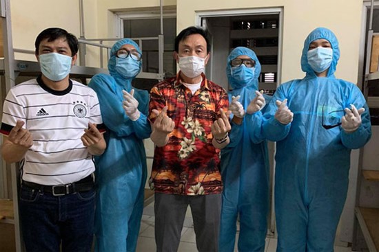 Danh hài Chí Tài đã chính thức hoàn thành 14 ngày cách ly tập trung, không quên ghi điểm bằng hành động nhỏ với bác sĩ