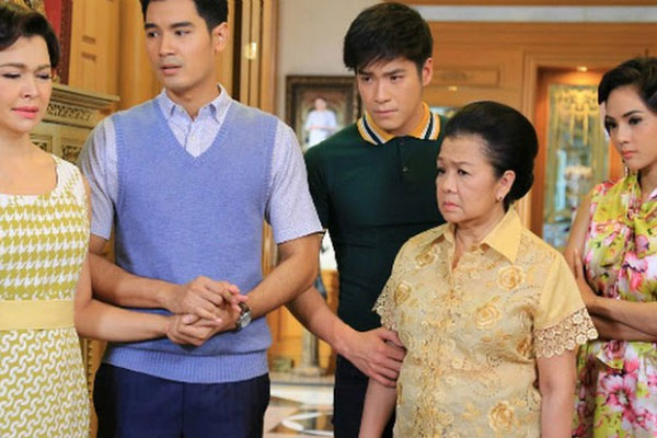 Thấy mẹ tôi đang bế rong cháu ngoài vỉa hè nắng nóng, mẹ chồng vào thì thầm một câu khiến tôi bật khóc nức nở-2