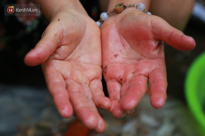 Nỗi niềm của những người lao động nghèo chơi vơi giữa Hà Nội vì đại dịch Covid-19: Sống nhờ gạo cứu trợ, cá ươn đi xin-12