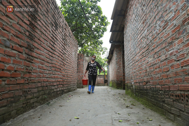 Nỗi niềm của những người lao động nghèo chơi vơi giữa Hà Nội vì đại dịch Covid-19: Sống nhờ gạo cứu trợ, cá ươn đi xin-20