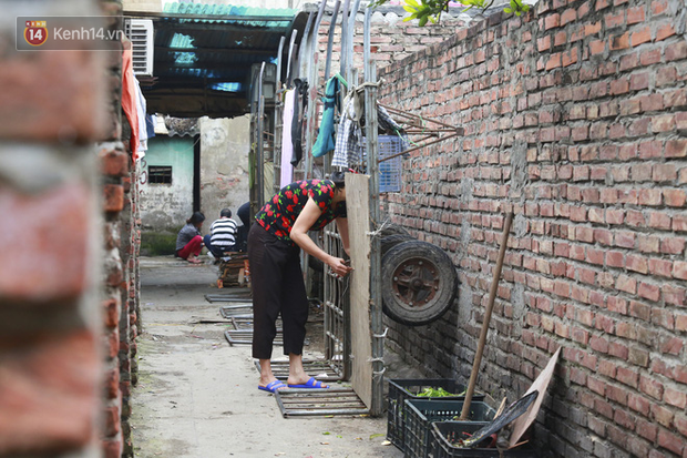 Nỗi niềm của những người lao động nghèo chơi vơi giữa Hà Nội vì đại dịch Covid-19: Sống nhờ gạo cứu trợ, cá ươn đi xin-22