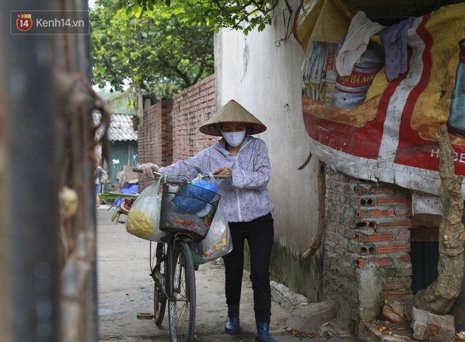 Nỗi niềm của những người lao động nghèo chơi vơi giữa Hà Nội vì đại dịch Covid-19: Sống nhờ gạo cứu trợ, cá ươn đi xin-24