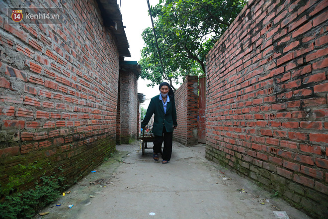 Nỗi niềm của những người lao động nghèo chơi vơi giữa Hà Nội vì đại dịch Covid-19: Sống nhờ gạo cứu trợ, cá ươn đi xin-25