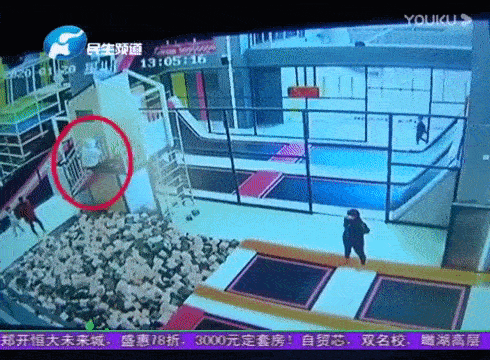 Đến khu giải trí chơi trò chơi cảm giác mạnh, cô gái 22 tuổi không may gặp tai nạn, hậu quả sau đó khiến người mẹ đau khổ suy sụp-1