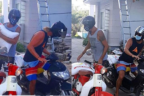 Hình ảnh 2 anh Tây khệ nệ vác gạo đến quyên góp tại cây 
