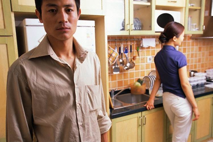 Đêm nào cũng nghe tiếng khóc của vợ ở phòng bên, tôi không sao ngủ được cho tới ngày đi làm về sớm và nhìn thấy chuyện xảy ra trong bếp-2