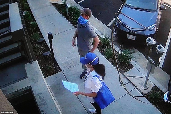 Meghan Markle cùng chồng lần đầu lộ diện ở Mỹ, đeo khẩu trang và găng tay đi phát thức ăn từ thiện nhưng gây chú ý với vẻ ngoài xuống sắc-1