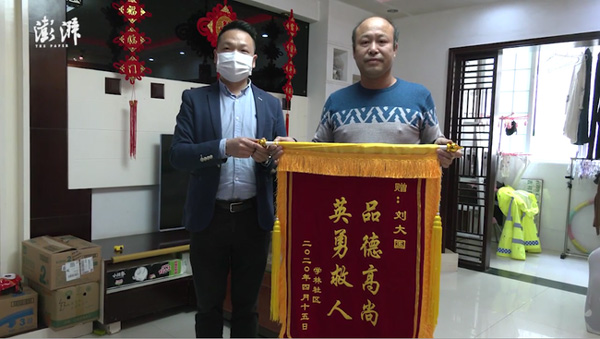 Chứng kiến cảnh tượng bé gái 6 tuổi treo lơ lửng ngoài ban công, cựu chiến binh quyết định trở thành người nhện cứu người-3