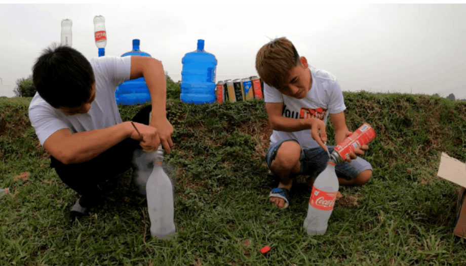 Con trai bà Tân Vlog lại gây phẫn nộ khi rủ rê mọi người chế tạo tên lửa nước bằng cách sang chiết gas, bị dân mạng kịch liệt phản đối-2