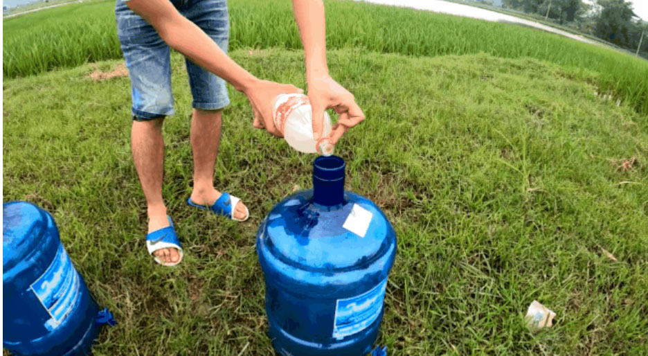 Con trai bà Tân Vlog lại gây phẫn nộ khi rủ rê mọi người chế tạo tên lửa nước bằng cách sang chiết gas, bị dân mạng kịch liệt phản đối-3