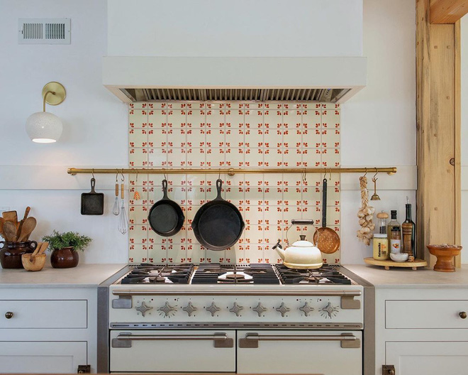 Bán nhà ở phố về trang trại sống, cặp vợ chồng táo bạo biến căn nhà cũ trông như hầm chứa thành không gian đẹp hệt ảnh tạp chí-8