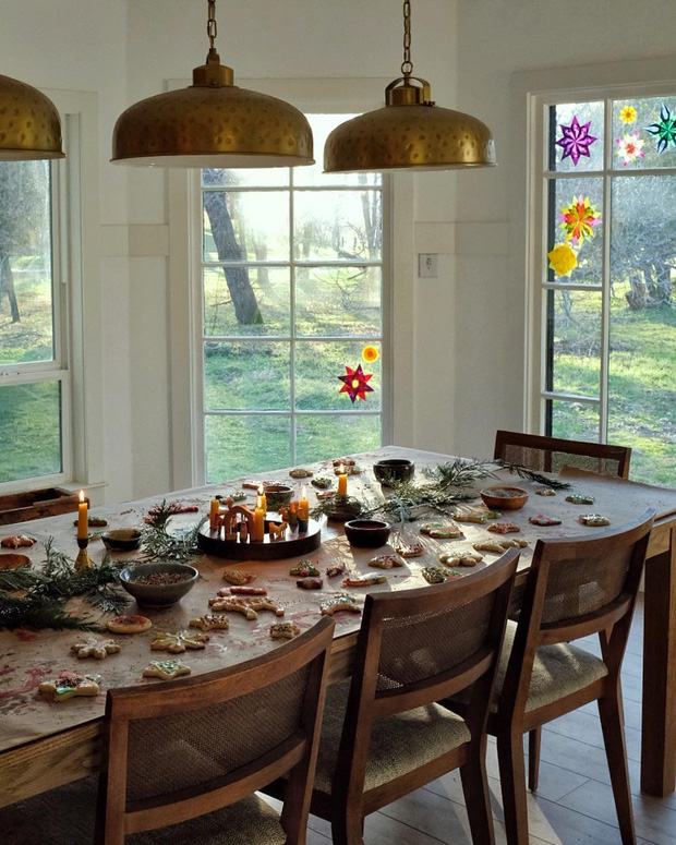 Bán nhà ở phố về trang trại sống, cặp vợ chồng táo bạo biến căn nhà cũ trông như hầm chứa thành không gian đẹp hệt ảnh tạp chí-12