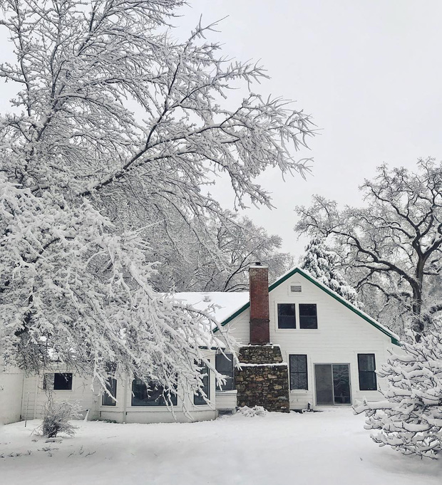 Bán nhà ở phố về trang trại sống, cặp vợ chồng táo bạo biến căn nhà cũ trông như hầm chứa thành không gian đẹp hệt ảnh tạp chí-22