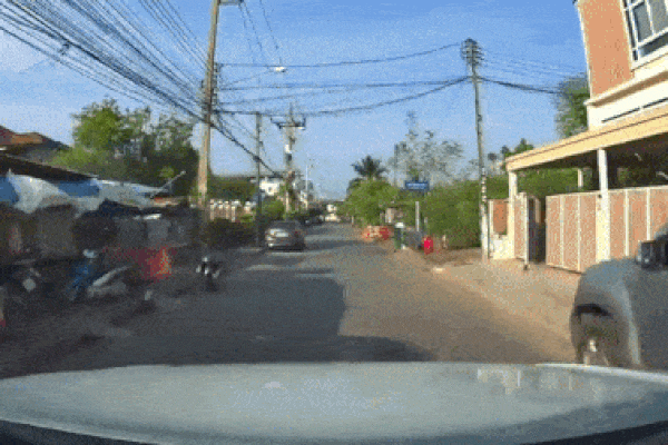 Bé trai đột ngột lao ra đường suýt bị ôtô đâm-1