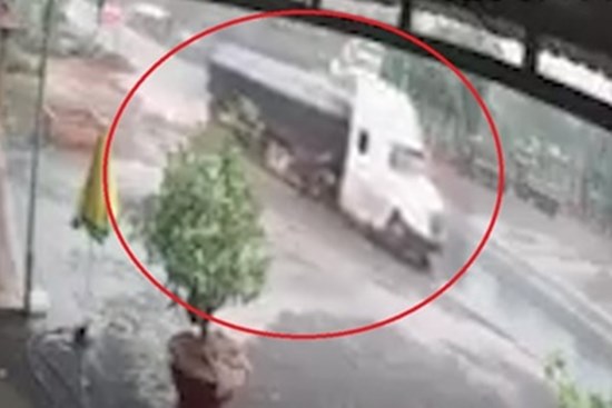 Xe tải lật nghiêng sau khi bị container va vào đuôi