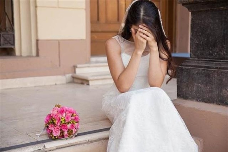 Cô gái mặc hẳn váy cưới, đội voan trắng đi đu idol: Bõ công chờ 12 năm -  Netizen - Việt Giải Trí