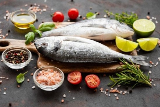 Không cần dùng giấm hay rượu khử tanh, chỉ cần rút sợi này khi mổ cá sẽ hết mùi