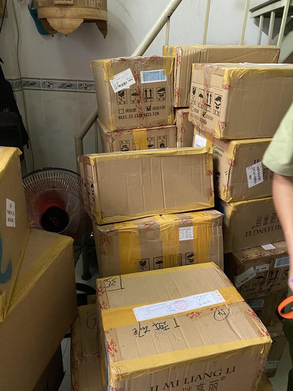 Phát hiện kho mỹ phẩm nhập lậu cực lớn của một hoa hậu ở Sài Gòn-1