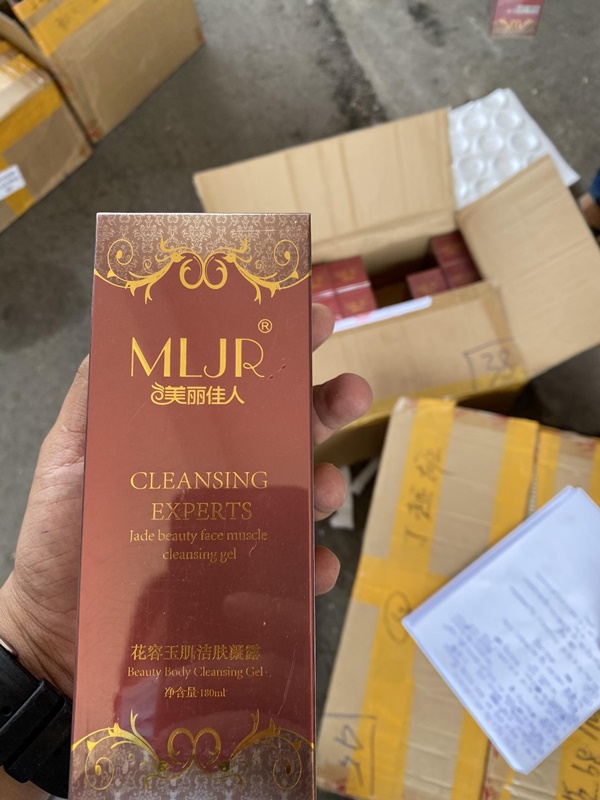 Phát hiện kho mỹ phẩm nhập lậu cực lớn của một hoa hậu ở Sài Gòn-2