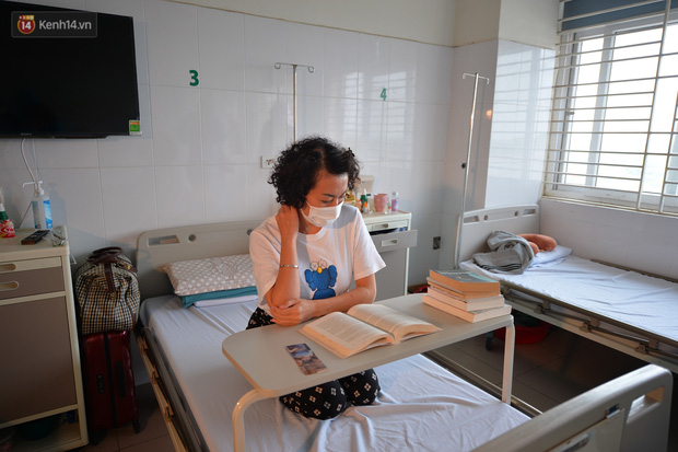 Cái ôm đặc biệt thời Covid giữa nữ phóng viên và bác sỹ điều trị: Nhất định khi hết dịch, 2 chị em sẽ ôm nhau thật chặt-4