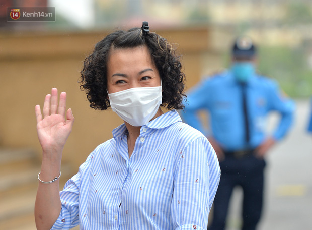 Cái ôm đặc biệt thời Covid giữa nữ phóng viên và bác sỹ điều trị: Nhất định khi hết dịch, 2 chị em sẽ ôm nhau thật chặt-3