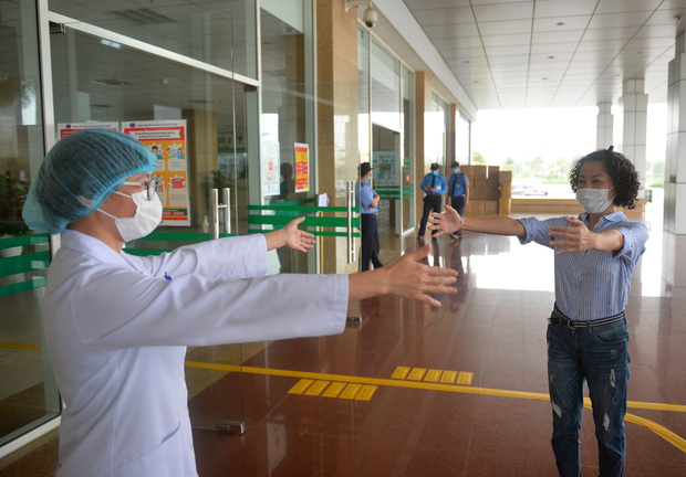 Cái ôm đặc biệt thời Covid giữa nữ phóng viên và bác sỹ điều trị: Nhất định khi hết dịch, 2 chị em sẽ ôm nhau thật chặt-2