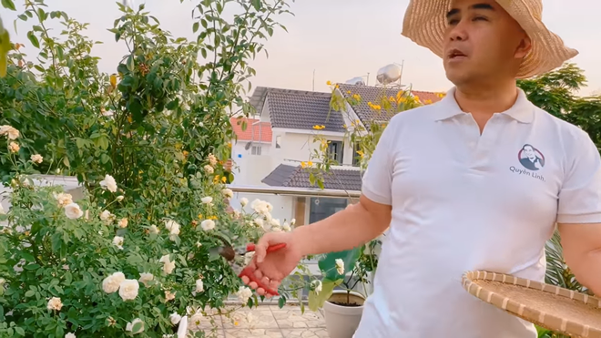 Quyền Linh tự hào khoe cơ ngơi trên sân thượng do bà xã xây dựng-1