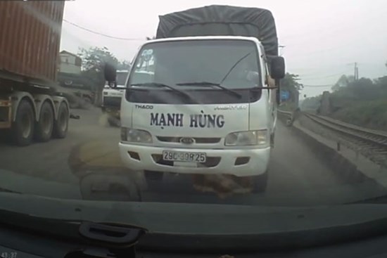 Lấn làn, tài xế xe tải vẫn 'thi gan' với ô tô đi đúng đường