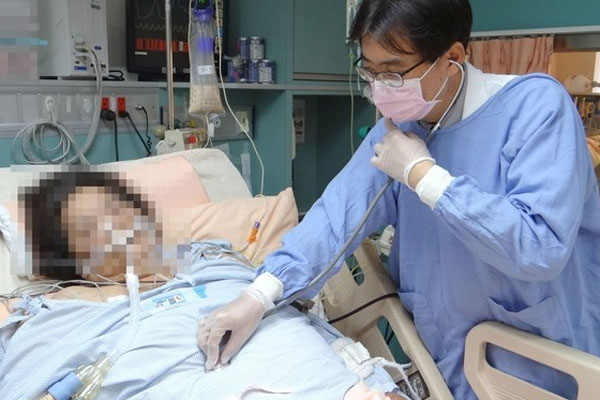 Hai tình huống đối lập bên trong nơi điều trị bệnh nhân mắc Covid-19-2