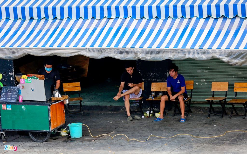 Nhiều quán ở TP.HCM nhận khách dù vẫn cách ly xã hội-4